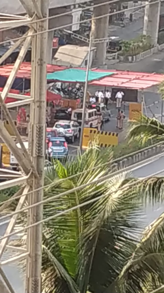 rahulkha's tweet photo. @PMOIndia @DGPMaharashtra @MumbaiPolice @CMOMaharashtra @TOIMumbai @ZeeNewsEnglish @aajtak @ABPNews 

Sir, Look at the Traffic at WEH, Kandivali- is this a lockdown or any normal day?
#CoronaInMaharashtra #Lockdown
God save us https://t.co/sYyocGYLBN