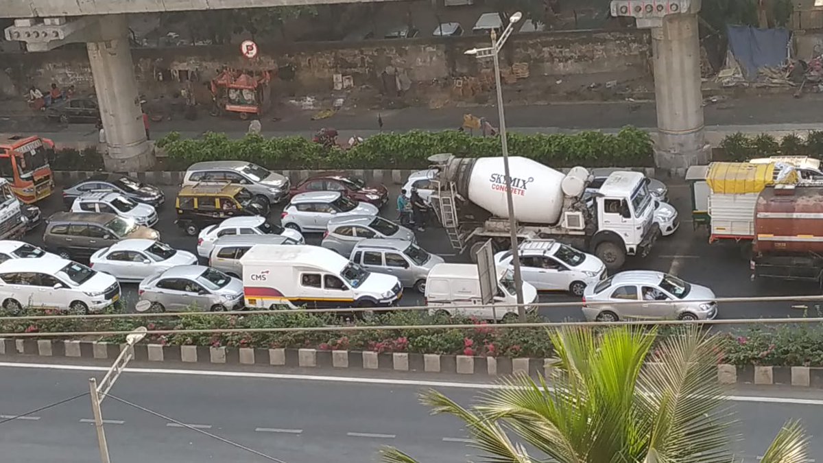 rahulkha's tweet photo. @PMOIndia @DGPMaharashtra @MumbaiPolice @CMOMaharashtra @TOIMumbai @ZeeNewsEnglish @aajtak @ABPNews 

Sir, Look at the Traffic at WEH, Kandivali- is this a lockdown or any normal day?
#CoronaInMaharashtra #Lockdown
God save us https://t.co/sYyocGYLBN