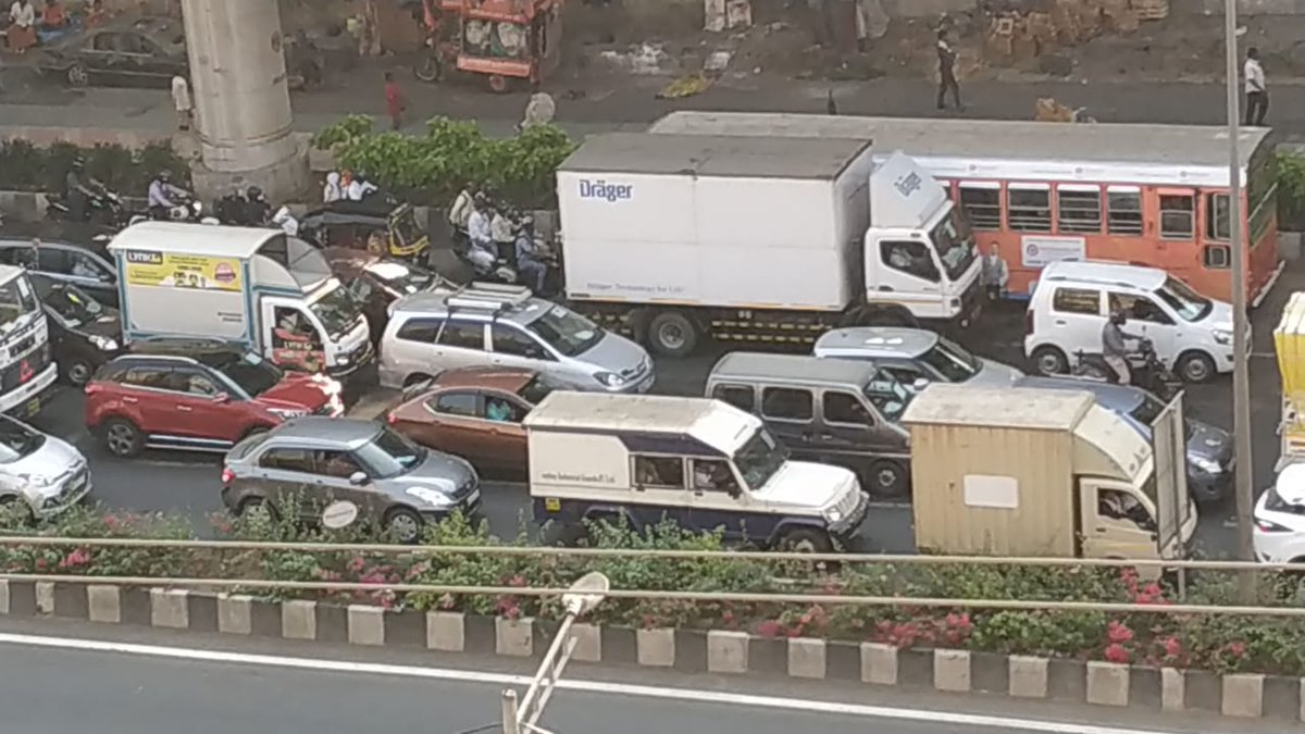 rahulkha's tweet photo. @PMOIndia @DGPMaharashtra @MumbaiPolice @CMOMaharashtra @TOIMumbai @ZeeNewsEnglish @aajtak @ABPNews 

Sir, Look at the Traffic at WEH, Kandivali- is this a lockdown or any normal day?
#CoronaInMaharashtra #Lockdown
God save us https://t.co/sYyocGYLBN