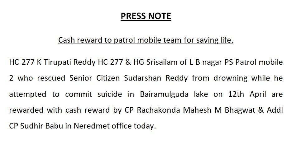 MalkajgiriCop's tweet photo. #CP_Rachakonda Shri. Mahesh M Bhagwat, IPS &amp; #Addl_CP Shri. Sudhir Babu, IPS gives #Cash_reward to @lbnagarps  patrol mobile team for #rescuing a senior citizen from getting drowned at Bairamulguda lake on 12th April.
@TelanganaDGP @cyberabadpolice @TelanganaCMO @KTRTRS https://t.co/z2gTdYTtaA
