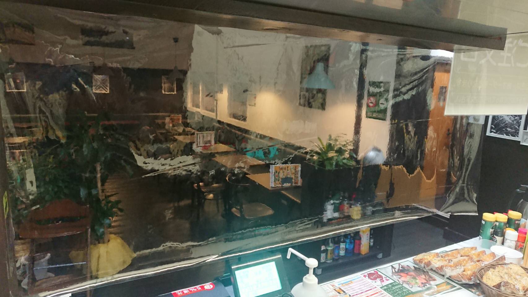 Cafe Bar Blossom 行徳 コロナ対策として レジ前にビニールカーテンを設置しました 飛沫感染防止の処置のためご了承下さい このビニールカーテン 常連さんがホームセンターで買ってきてくれました 売切れしてきているので必要な方はお早めに テーブル