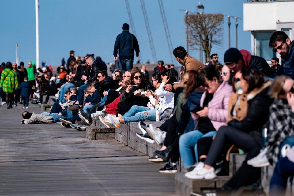 Gambar dibawah dengan caption seperti tertera" While most of Europe remains in coronavirus lockdown, people sat in the sun on the water in Malmo, Sweden on Sunday."