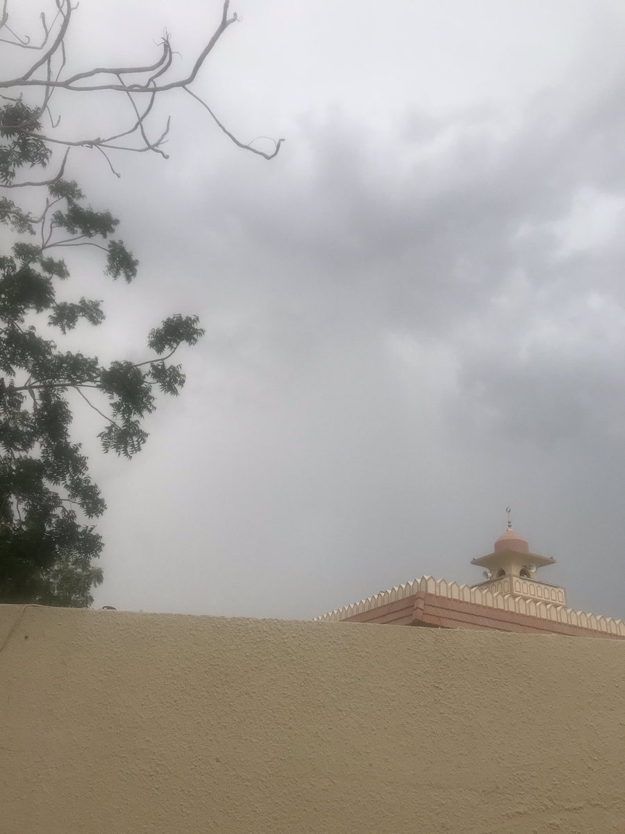 yousifalraeesi's tweet photo. رعود في #خورفكان والأجواء تبشر بالخير 🇦🇪🌧🌧اللهم أغثنا اللهم أغثنا 🌧اللهم اسقنا الغيث ولا تجعلنا من القانطين 
@ArabiaWeatherAE 
@altaqs 
#خليك_في_البيت https://t.co/dvLntrtcSC