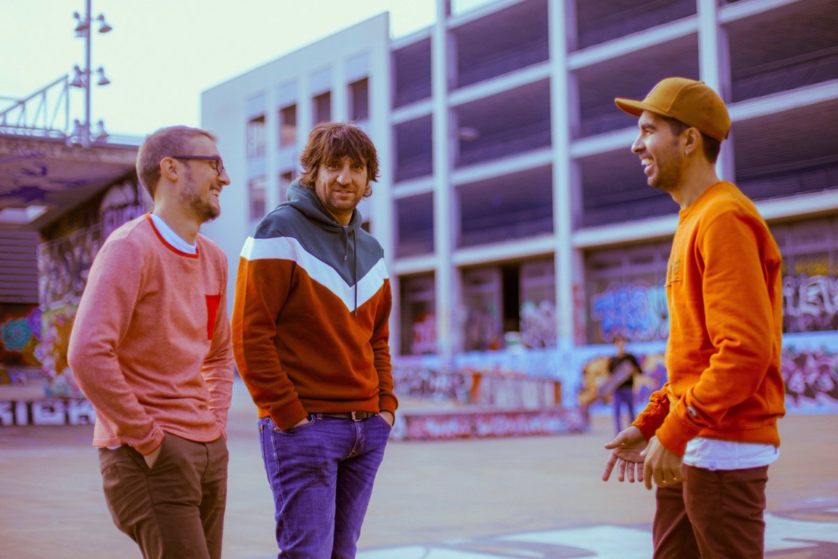 Avui fa exactament 4 mesos que vam treure el nou disc "No em dóna la gana” i estavem per Barcelona fent entrevistes. 🥺
.
Qui ens hauria dit que 4 mesos després estaríem tancats a casa sense poder veure a la família i amics i sense poder començar la gira amb vosaltres.🤯