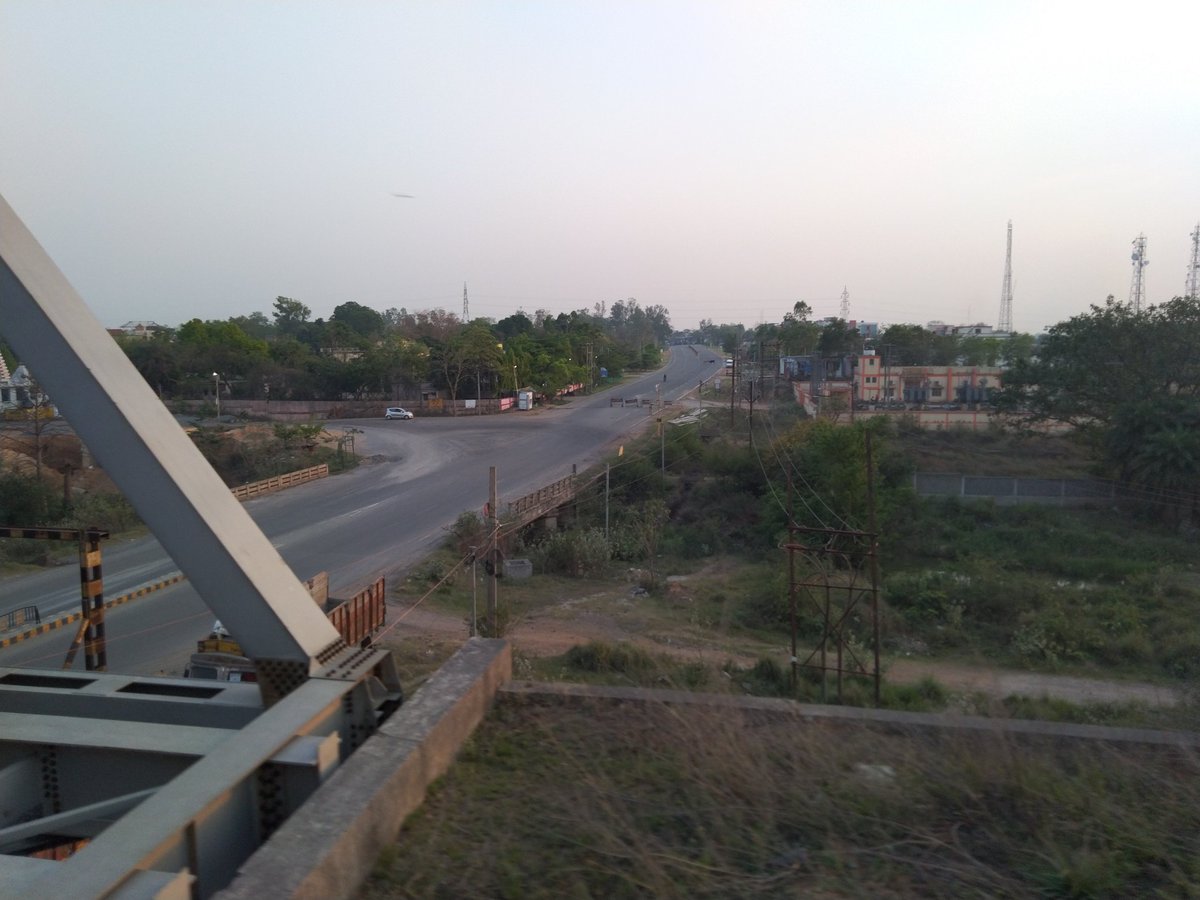 KumarPriyatam2's tweet photo. सड़कें सुनसान हैं, घड़ों में #lockdown इंसान है!
#Corona क्या तेरी यही पहचान है!!!!!!!!!!!!! https://t.co/sqEl5dl3zU