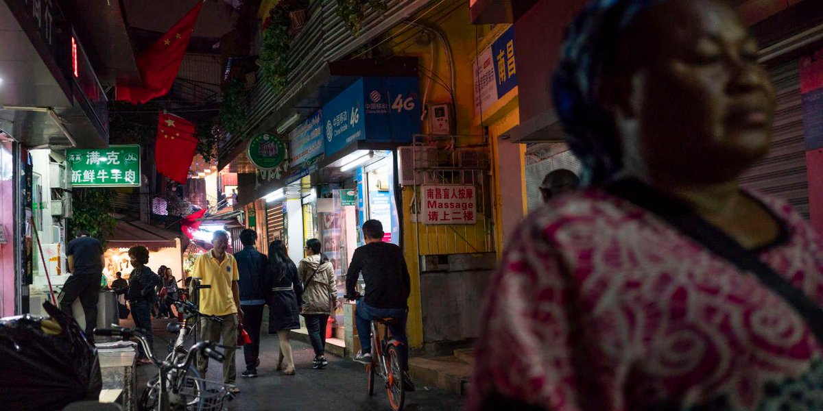 En Chine, des Africains de Canton ont été victimes d’interdictions d’entrer dans des commerces ou ont été chassés de leurs logements et refusés dans des hôtels. lemonde.fr/afrique/articl…