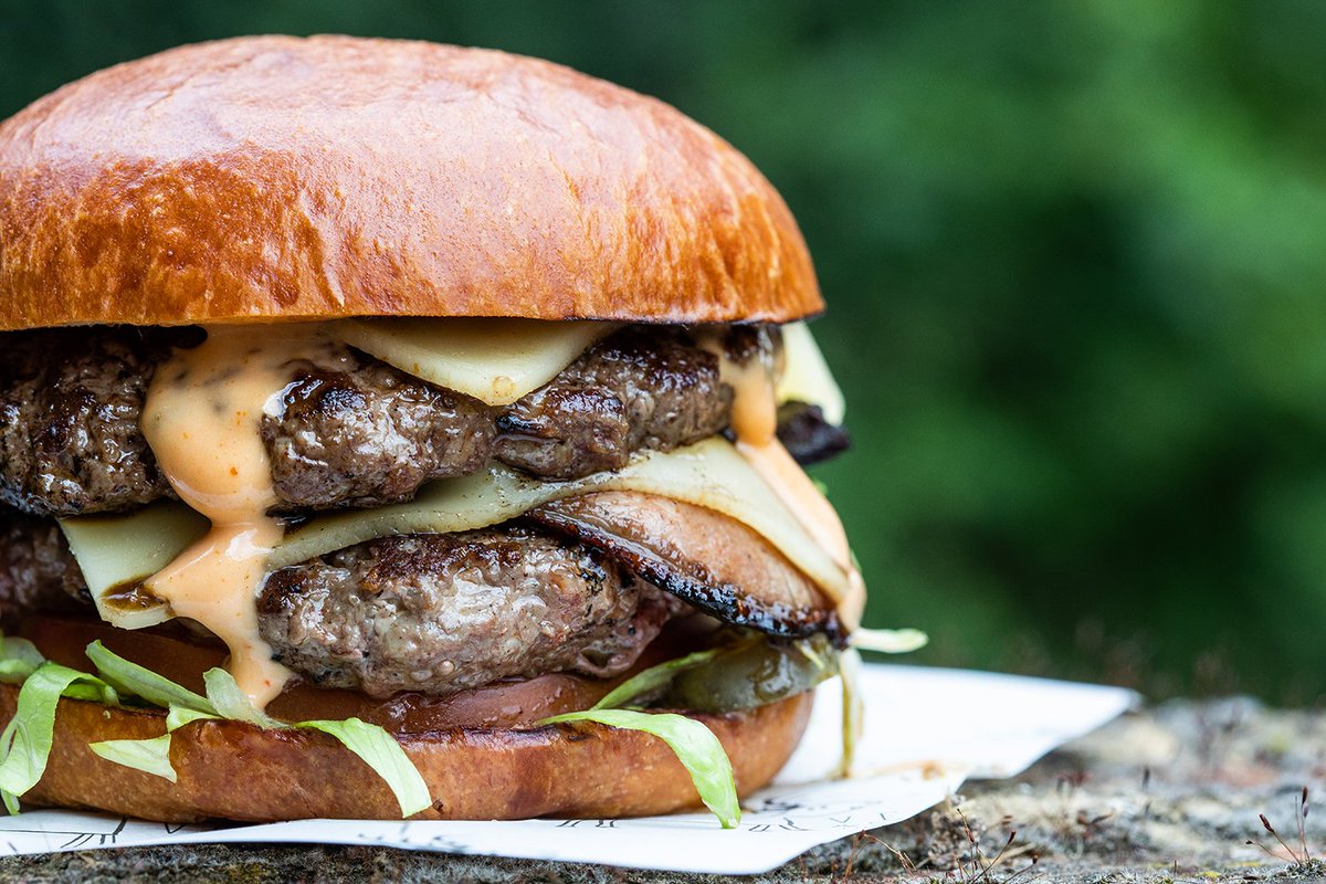 Veniandson's tweet photo. Today we would have been at the lockinge Point to Point serving up delicious venison burgers ...
... so as a token of what you would have had, here is a free virtual burger just for you ๐ฅฐ๐
.
#virtualburger #venisonburger #happyvirtualeaster #lockdownburger #happyeaster https://t.co/cYghg6EXHw