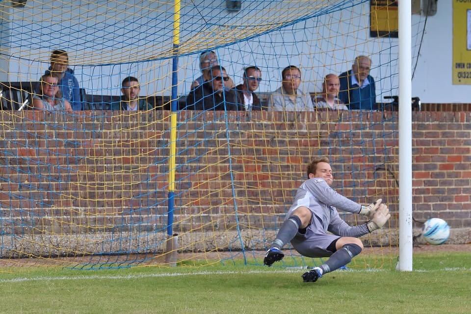 sandrews2612's tweet photo. Thanks @flisher95 for the nomination.Join the challenge of posting a footy pic, once nominated u have 24hrs to post a picture(s) of yourself as a player or donate ยฃ30 to charity, I nominate @Billy3jones @andyhart07 @L95Hughes @6_Razor #FACup #Bearstedfc #pensave https://t.co/tAktGs2WmH