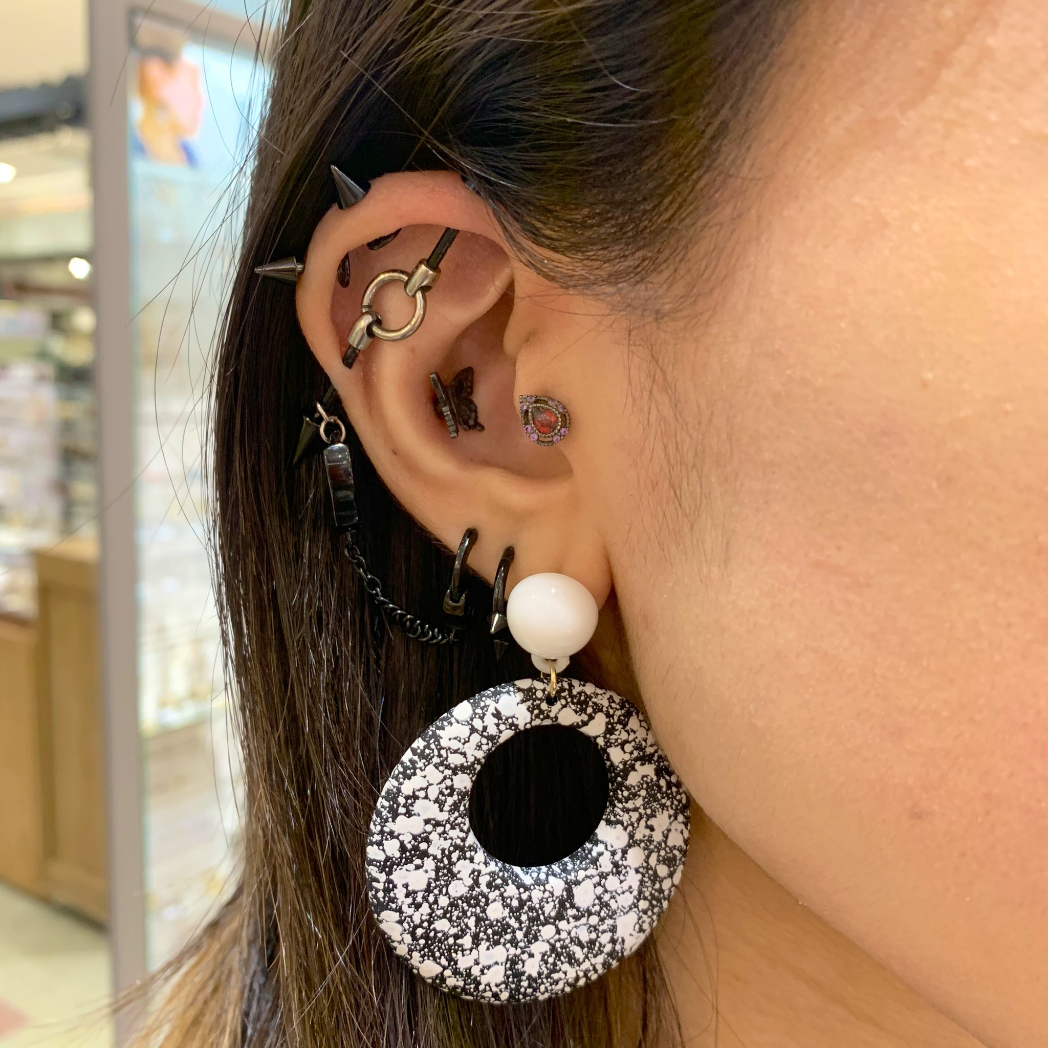 ボディピアス専門店medistore おおいた店 Ar Twitter こんにちはヽ 0 ノ 現在 くるさんが着用中 の大きめピアス キレイ系の服装だけでなく 組み合わせ次第でカッコイイコーディネートも使用が出来ます 大きめピアスは小顔効果があるので 流行のまとめ髪に合わせ