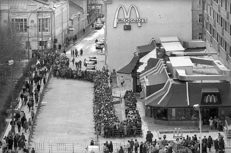 sovietvisuals's tweet photo. Queue at McDonald's. Photo by Alexander Steshanov, Moscow, USSR, 1990 https://t.co/rMc7rzEICF