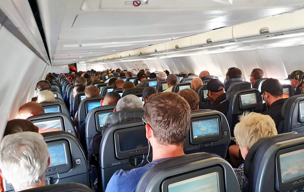 This is a on a flight from Nth Qld to Bris today for work.What kind of social distancing is this? Pls RT.  #covid19australia @Qantas  @AnnastaciaMP  @MadFckingWitch  @vanOnselenP  @abcnews  @ScottMorrisonMP