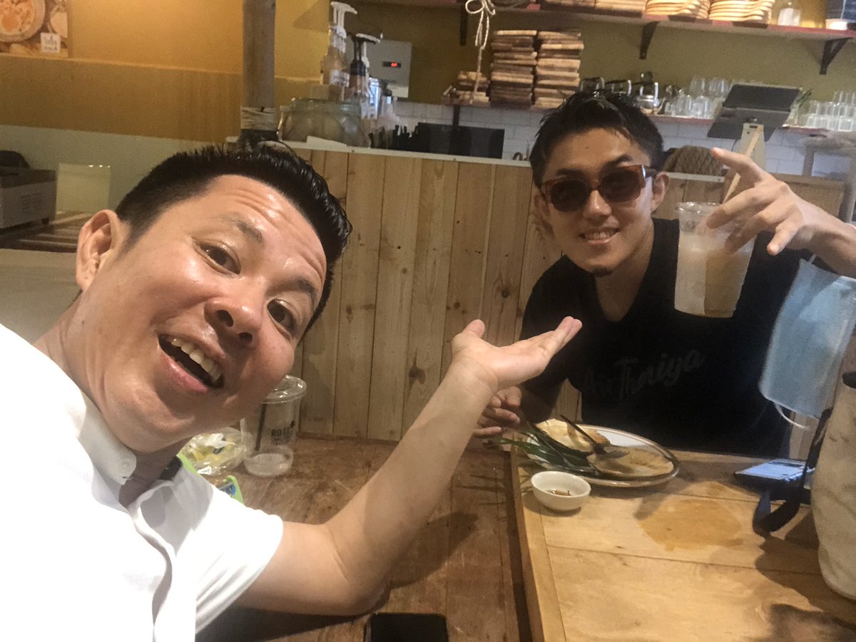 meawba's tweet photo. Happy talk in rainy day with @MekPiisua #kopia https://t.co/Ns1rNZVegD