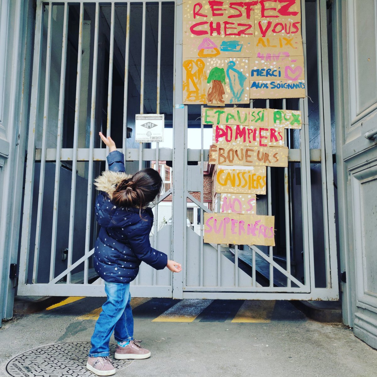 camilleraad's tweet photo. @PatrickGoldste4 Merci à vous, aux soignants, à tous ceux qui se battent au quotidien. Voici le panneau complet (la première partie a été arrachée mais on va vite la rattacher). Réalisé par une petite fille de 4 ans 😊 https://t.co/n4yjVvGTzX