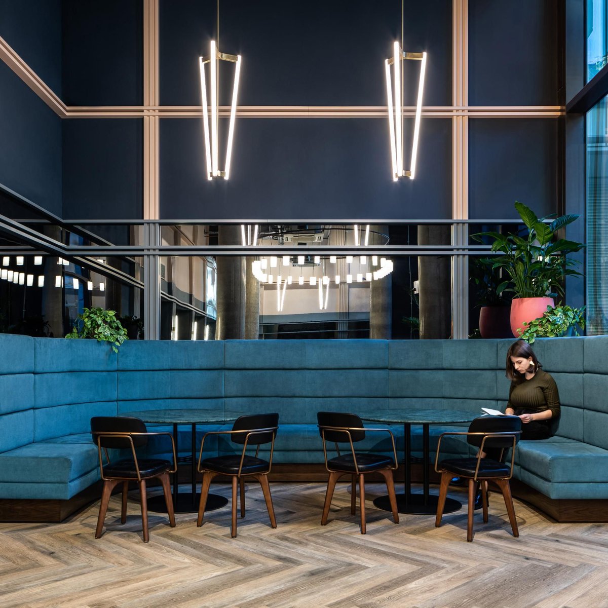 Bold blues, a rich material palette and double-height spaces help to create a relaxing social space for students to interact. Read more: buff.ly/2Wdz8kG #studentaccommodation #coliving #socialspace #studentliving #doubleheight