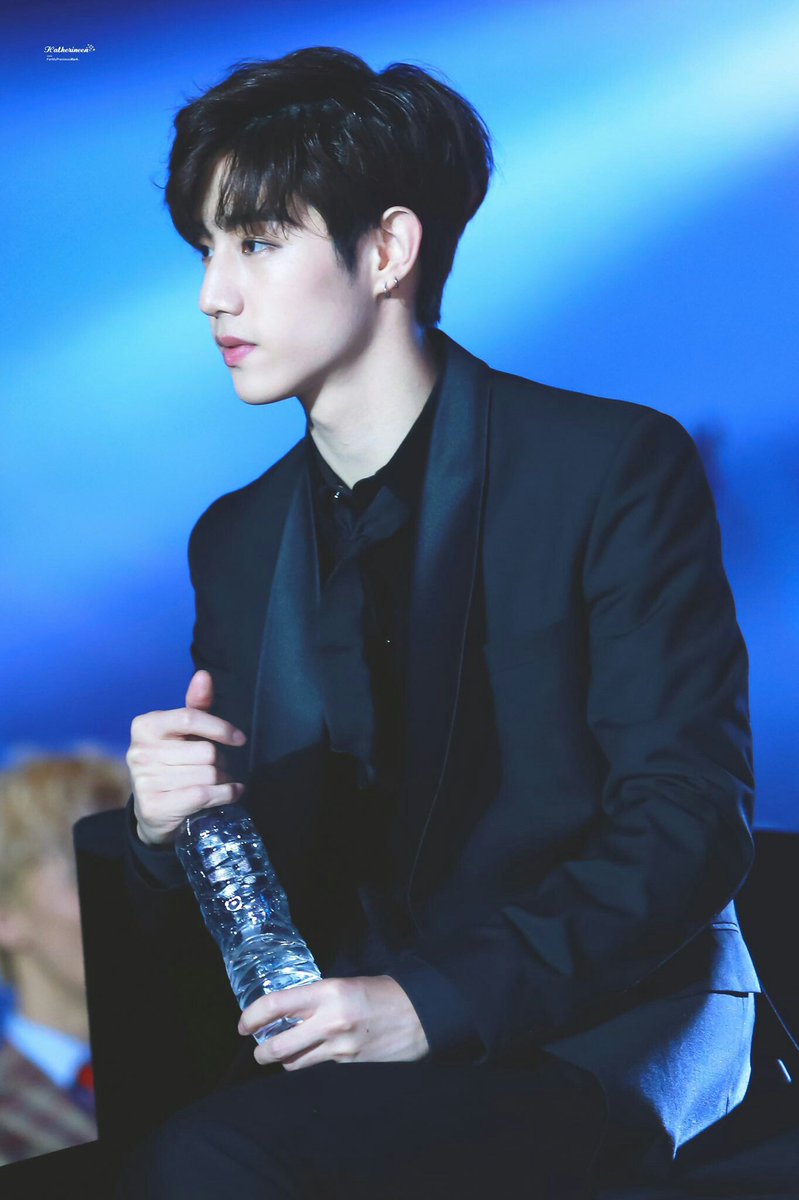Fits141's tweet photo. Mark with black hair is so underrated its sad. 

#갓세븐 #GOT7 #IGOT7 @GOT7Official #MarkTuan @mtuan93 https://t.co/0iulOKdwqn