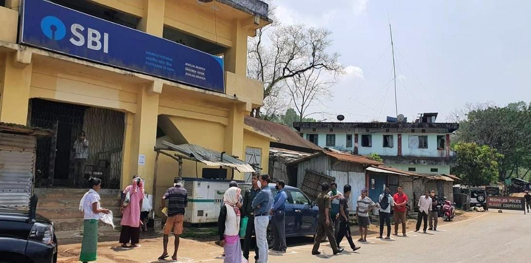 DrJitendraSingh's tweet photo. #Lockdown #Northeast :
Beneficiaries of #PMGKY in West Garo Hills district, #Meghalaya,  queue up in front of Bank to withdraw money deposited in their accounts, while maintaining #SocialDistancing . https://t.co/RYh9j0RS0N