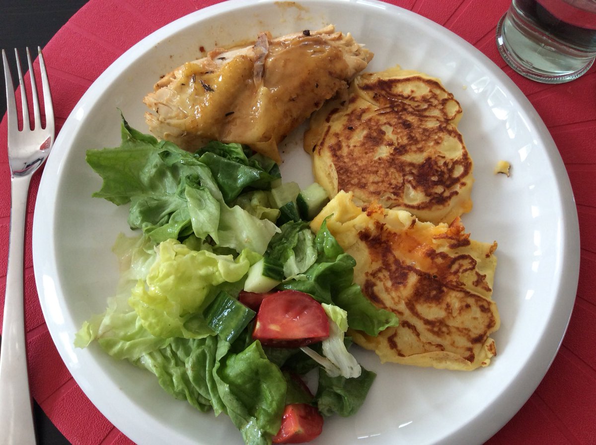 raspberry281's tweet photo. Pour Pâques - poulet rôti, salade et galettes de pommes de terre à la @cyril_lignac. https://t.co/G5LWlQtUAu