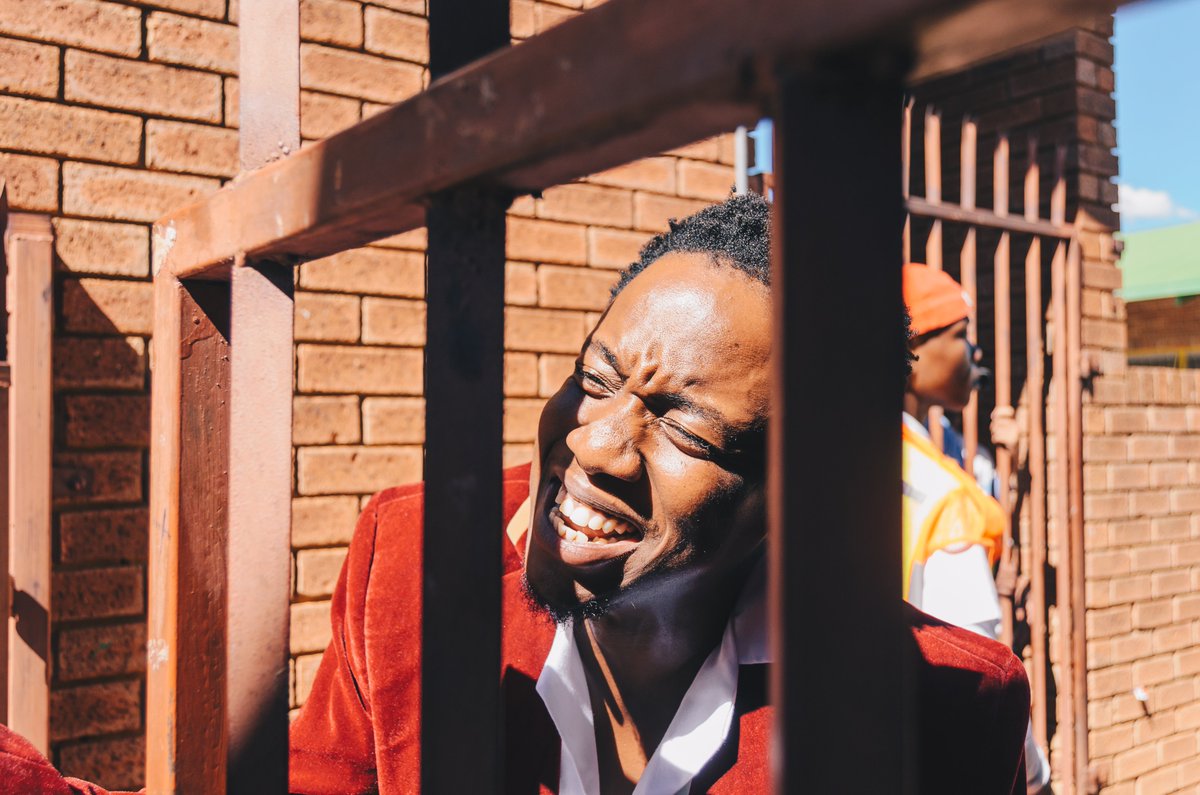 MesosMedia's tweet photo. Pleaaase Mr Secuirty let us iiiiin‼️
Alostro ere ontsha mawaza🙆🏾‍♂️

*STAINS documentary coming soon*
📹: @MesosMedia 
⌨️🖥️: @MesosMedia 
|
|
|
#stains #decorruption #southafrica #pitori #pretoria #theater #play #performance #mesoscertifed #redcoat #SecurityGuard https://t.co/Gt5sX4yc8I