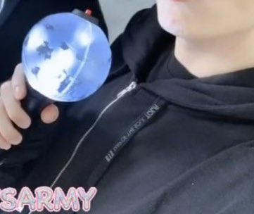 Cara_Field's tweet photo. @haruharu_w_bts The string on his sweatshirt https://t.co/cfeJFtA5Ie