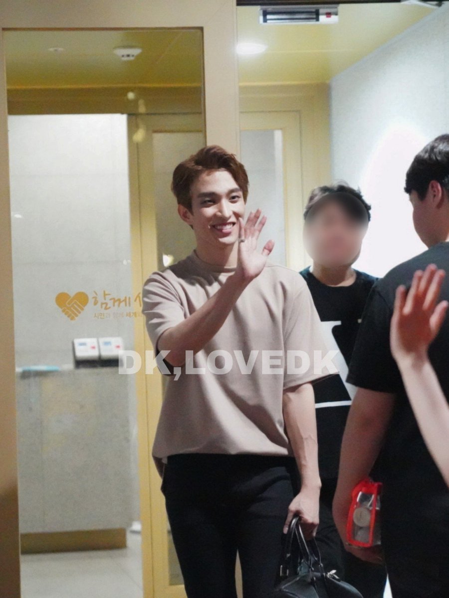 some photos of seokmin waving to carats after every xcalibur show— a thread  @pledis_17  #SEVENTEEN  #DOKYEOM