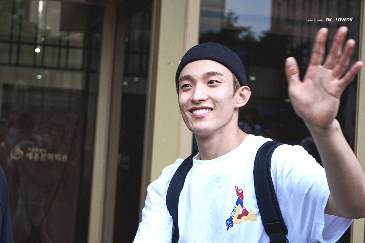 some photos of seokmin waving to carats after every xcalibur show— a thread  @pledis_17  #SEVENTEEN  #DOKYEOM