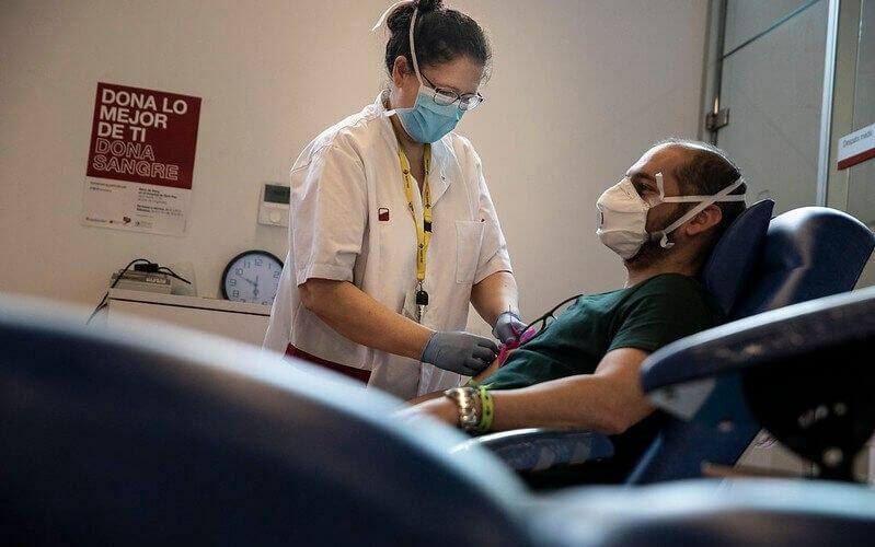 CatalunyaRadio's tweet photo. 🔴 El Banc de Sang [@donarsang] demana donants de plasma que hagin superat la #Covid19. Enric Contreras, director assistencial, a @maticatradio: "El perfil òptim del donant és el d'un home, lliure de símptomes i sense transfusions" #CoronavirusCatRàdio https://t.co/UGElG7XBcG https://t.co/v8gv5fK5P6