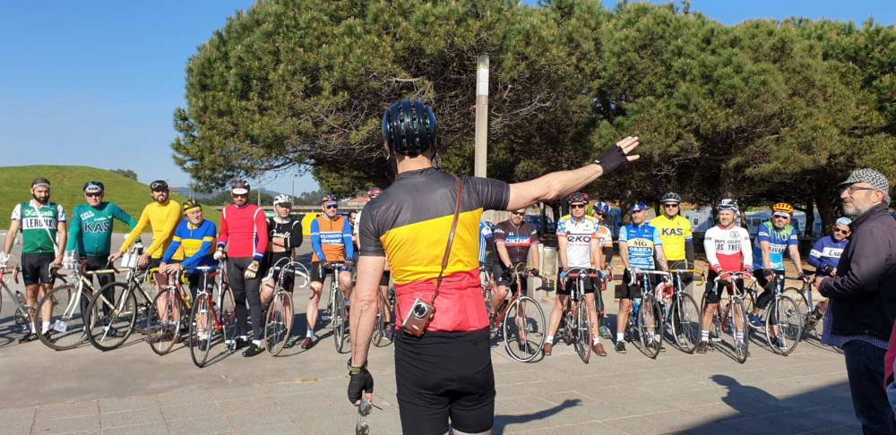 CarlinosR's tweet photo. 13 de #30diasenbici, abril 2020: Recuerdos de La Clasicona 2019, el paraíso retrociclista en Gijón. https://t.co/1PMv8dKAYB https://t.co/Ct5EYvakEL