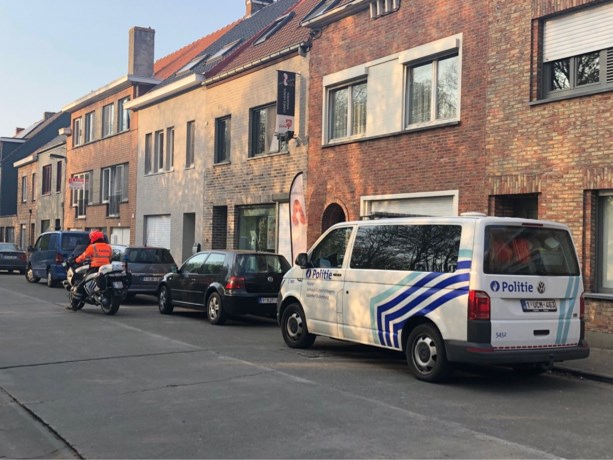 destandaard's tweet photo. Ondanks coronamaatregelen: politie betrapt dertig mensen tijdens paasfeest in tuin https://t.co/xgMpYm780a https://t.co/O6NJvyX6D3