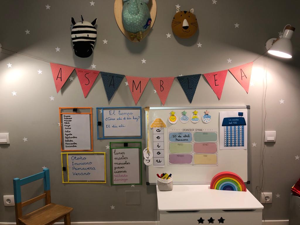 TrinityCollege1's tweet photo. Así de bonitos han dejado los "platós" en sus casas las profesoras de #Infantil de Trinity College S.S. Reyes para impartir sus clases. 🎥👩‍🏫👩‍💻👨‍💻😍

¡Mañana comenzamos! 🖥😁

#ConectadosConTrinityCollege
#Colegios #Educación #Padres
#WeAreTrinityCollege 🦁 https://t.co/e1OV3GKAr6