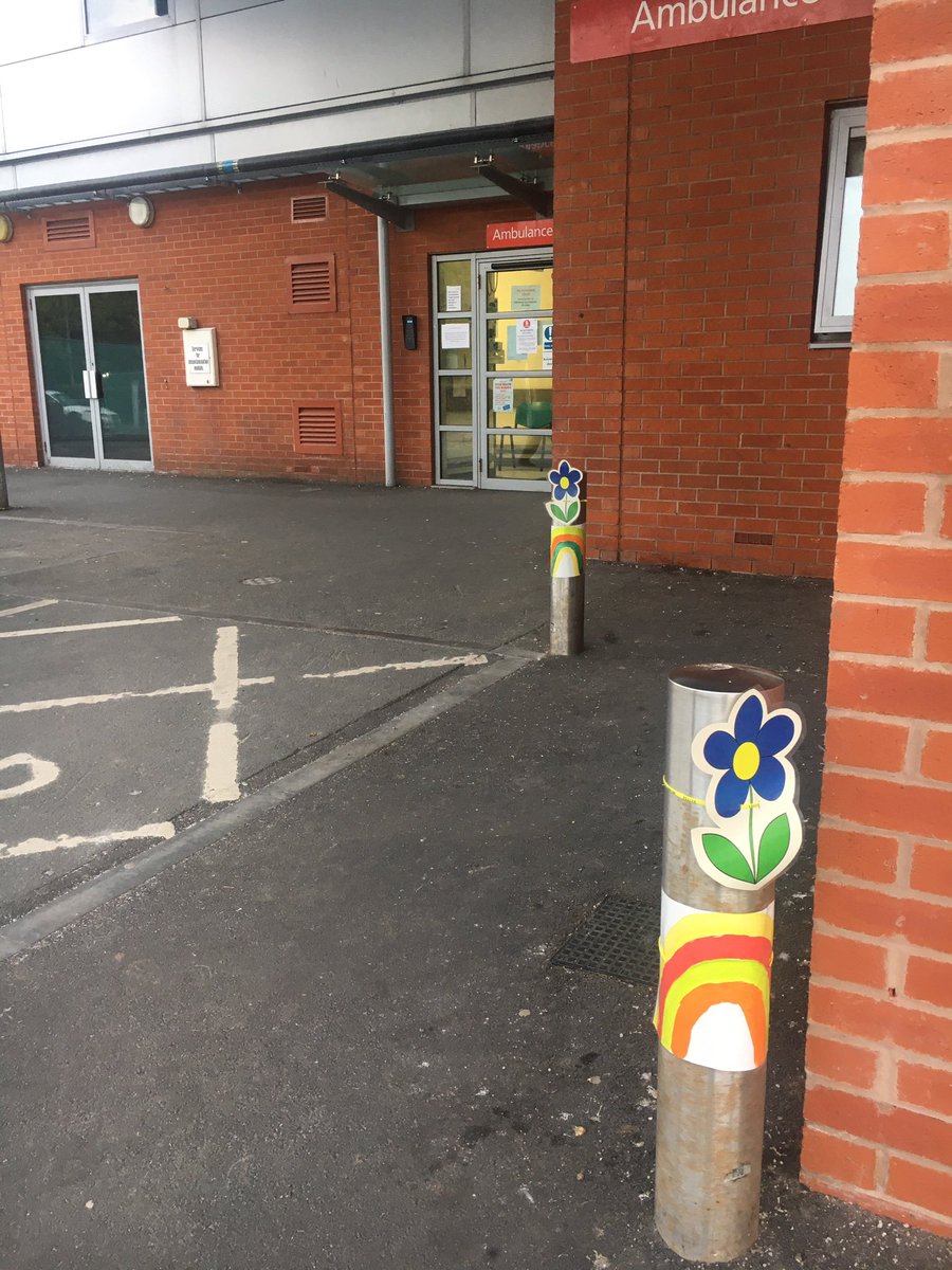 H8l8nLund's tweet photo. Flowers and rainbows direct the kids to ED PAU 🌷 🌈 #paedsrock @WyeValleyNHS @jessyarro12 @FiFibelle1231 @ailuj_40 @lapeers72 @LaneJules @clarelycett1 @LucieLloyd @TDwvt https://t.co/Nr9O4VcZIj