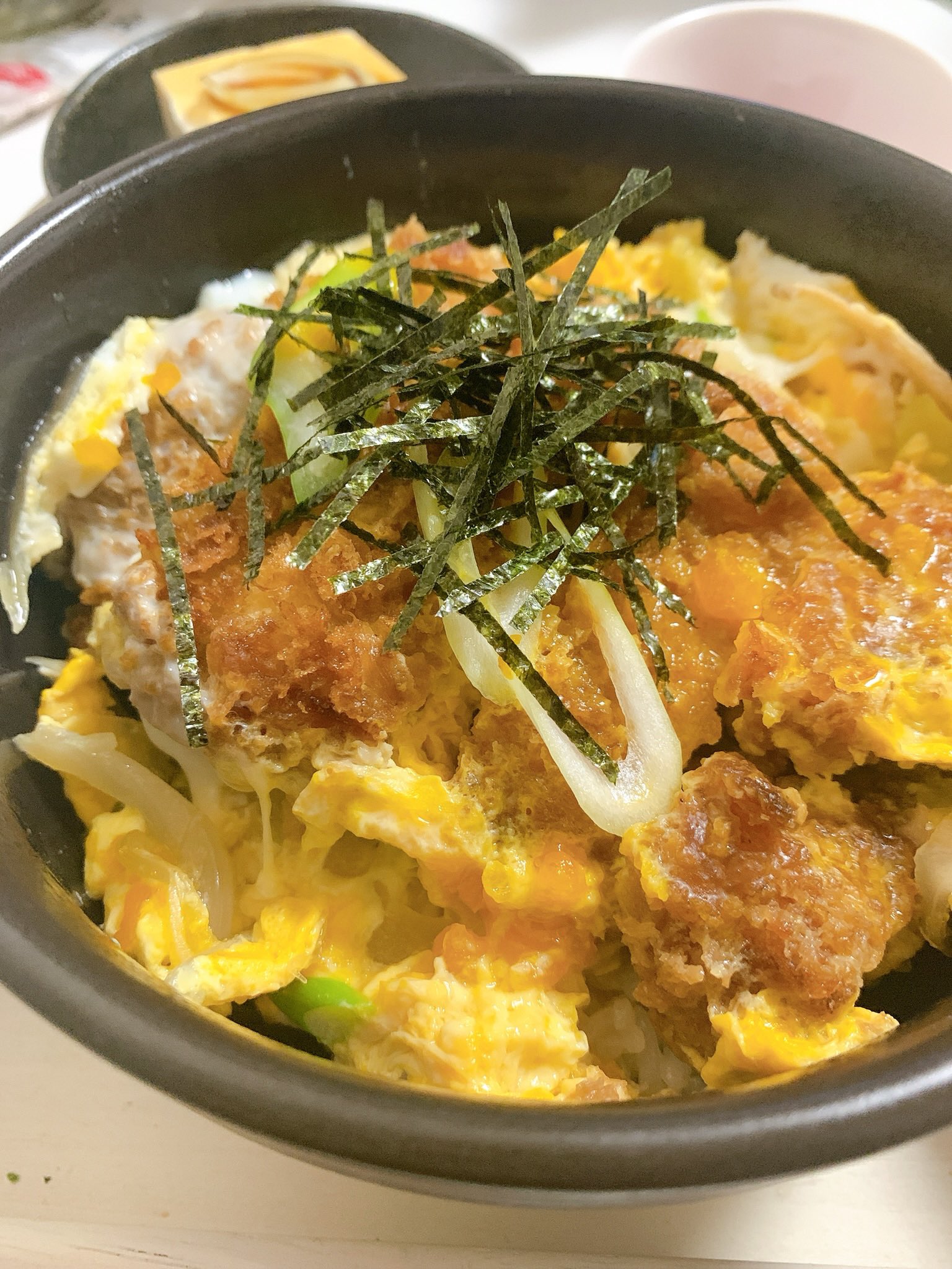 伊勢大貴 シンプルにかつ丼だぁ お惣菜のカツを買って玉ねぎとネギを麺つゆで煮込んで卵でとじる カツから作らなくてもいい お味噌汁はめかぶとネギと豆腐とわかめ ウーバーイーセ かつ丼 めかぶの味噌汁 T Co Lkwokvx9vo Twitter