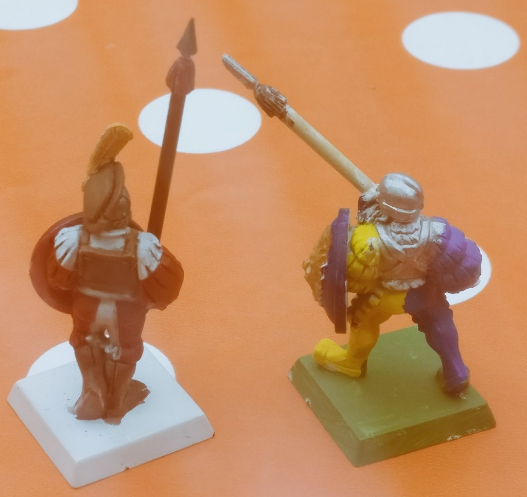 HugoQuintens's tweet photo. Confinement occupation, start back Warhammer painting! On the right when i was 12, and now on the left! Any advices ?
#WarhammerCommunity 
#CONFINEMENTJOUR27 
#painting https://t.co/dhffXOcPe8