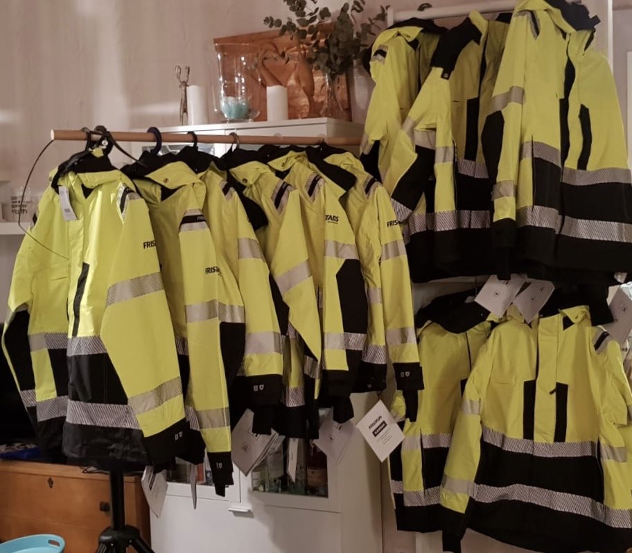 UAS_501's tweet photo. #Fristads tukee RPAS-hälytysryhmäämme, kiitos hienoista hivis-takeista! Tuki vapaaehtoisille on tärkeää. Näkyvä yhtenäinen ulkoasu parantaa myös turvallisuutta. https://t.co/aZBXdyzj2R
