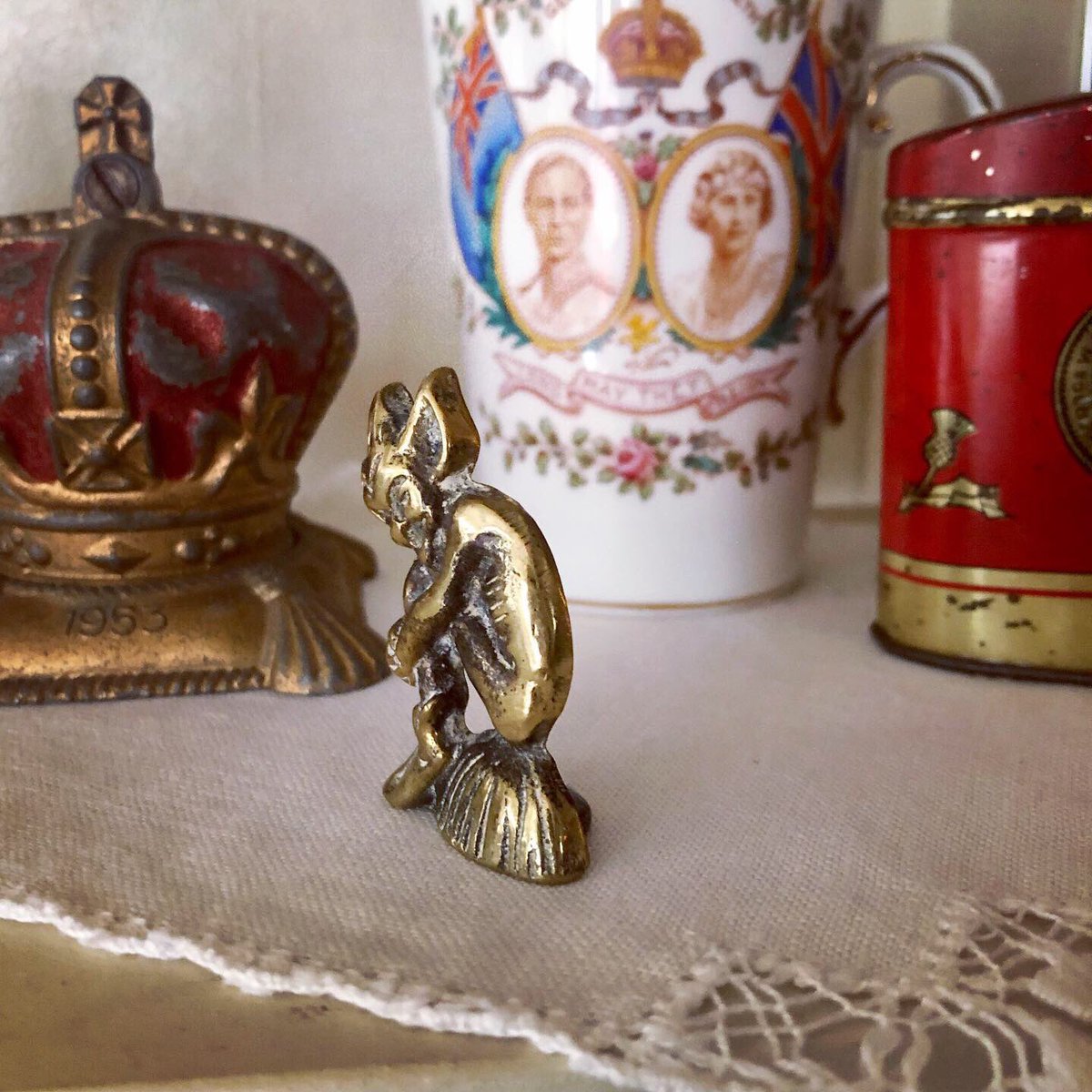 英国古物店 Piskey イギリスのふるいものかわいいもの 本日の ヴィンテージはラッキーモチーフ真鍮製のピスキー ピクシー です の笠に座っている定番のポーズでとんがり帽にとんがりブーツ 困っている人にそっと手助けしたり 悪い人には