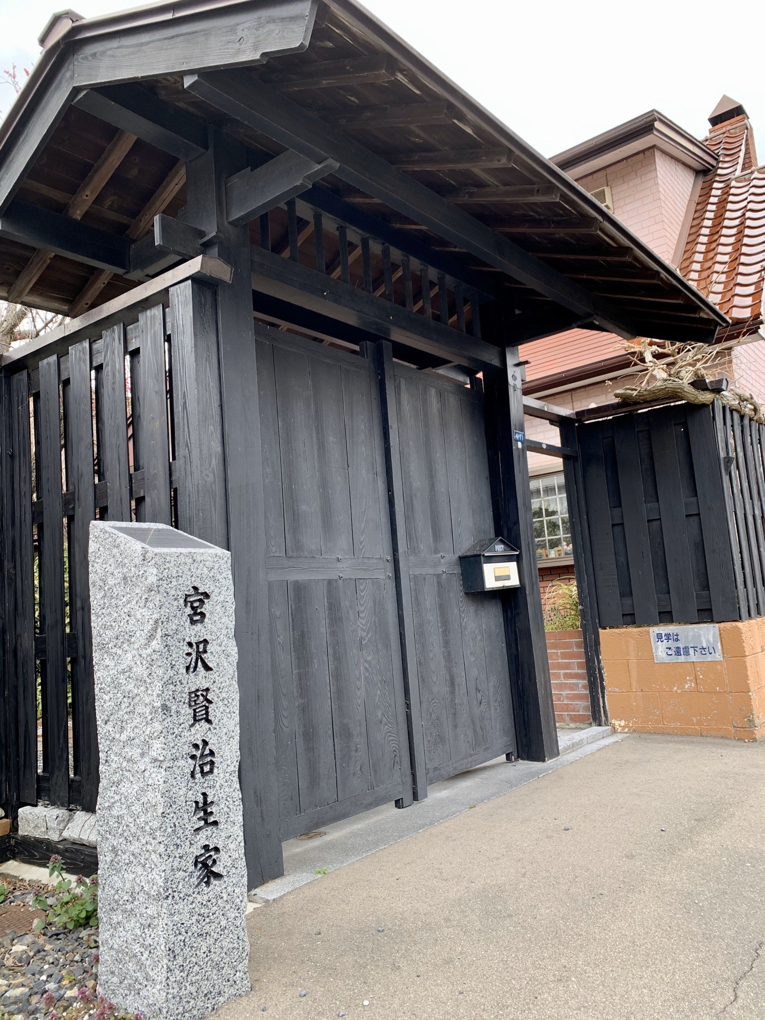カフェバグダッド 岩手県花巻市にある詩人 宮沢賢治の生家から100m 蕎麦屋 大畠家 は江戸時代初期創業の老舗 常連は名物カレーそばともりそばをセットで食べる だしとカレーの割合の絶妙な配合 ここは 宮沢賢治の恋人説がある大畠ヤスさんの 生家でも