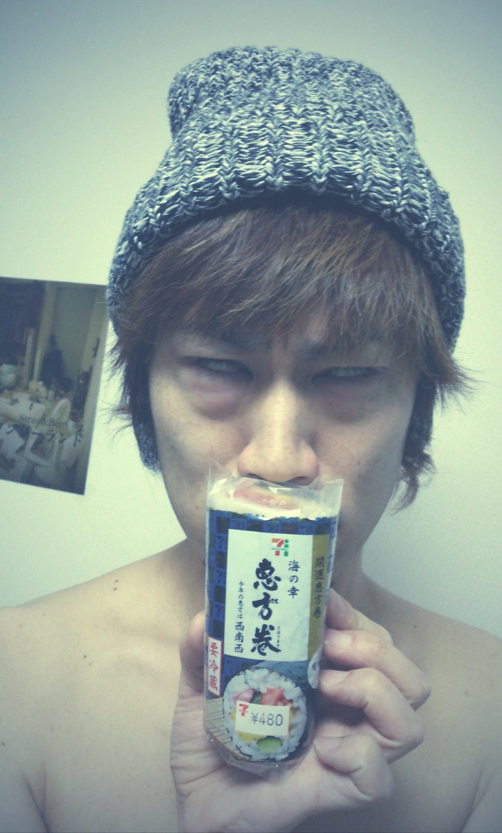 河西裕介 上裸にニット帽で白目むきながら巻き寿司を口元に当てるつなぎ 今流行りの つなぎ に僕も挑戦します 外出できなくて もう上裸にニット帽で白目むきながら巻き寿司を口元に当てたいよ って思ってるみんなへ 次は 後関くん T Goseki