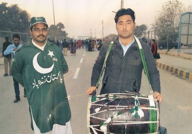 We leave you with this Mashal. One that celebrates Pakistan day, and loves a nation that was not to love him as he deserved. We see him love a nation that did not deserve him. We see him love that which was ungrateful. We see him love. And we spoke back with hate. (11/)