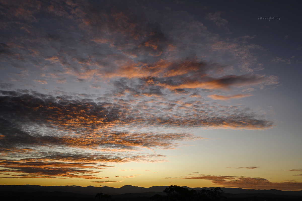 thesilverdory's tweet photo. Big colour over the Brindabellas this evening to wrap up the Easter dusk light show in the bush capital (from Scrivener Hill) ... #Canberra #inthefield #sunsetcapital https://t.co/GnXGlw6okU