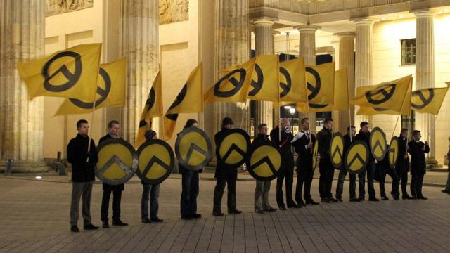 Dans la nébuleuse d’extrême droite, un groupe apparaît particulièrement agressif : le mouvement identitaire. Aujourd’hui organisé au niveau international, il orchestre une communication nourrie de références "pop" à l'Antiquité. Un article de Bodo Mrozek : https://antiquipop.hypotheses.org/3596 