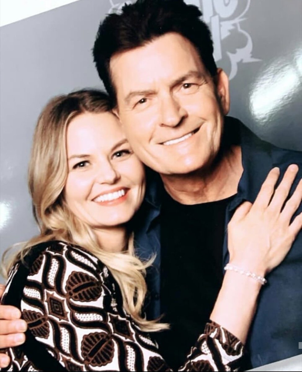 mjsticjmo's tweet photo. 𝐃𝐚𝐲 76 𝐨𝐟 #101Smiles 🥺
Can't believe it's a year since I met @jenmorrisonlive in Dortmund, Germany🥺👉🏻👈🏻❤️ miss her so much🥺❤️
#ouat #onceuponatime #jenmorrisonlive #jennifermorrison #love #smile #emmaswan #allisoncameron #housemd #jmoloves #gcc2019 #jmosmiles https://t.co/3M4r5Fl63v