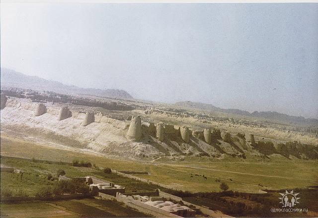 The Citadel of Farah, also known as "Qala-e Fereidoon", is a huge fortress located outside the city of Farah (Western AFG). It was built 2500 years ago by the Achaemenid Empire. Some Westerners claim it was built by Alexander the Great but there is no consensus on who built it.