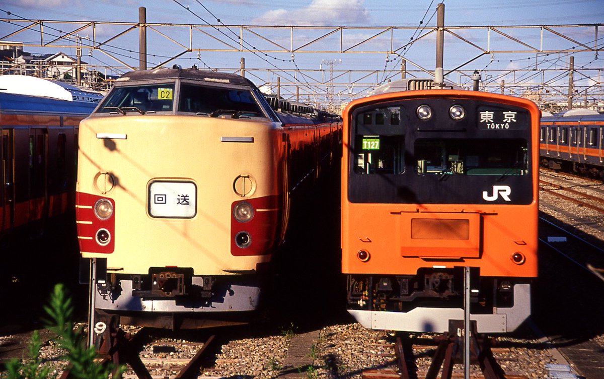 hokuhoku489's tweet image. フィルムのスキャンから
今は亡きコダックのE100VS。赤みの強いポジで、201を撮るとオレンジがギットギトに赤く染まるのが好きでした。
#エクタクローム
#E100VS
#中央線が好きだ
#201系