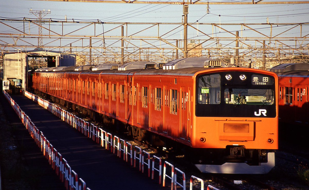 hokuhoku489's tweet image. フィルムのスキャンから
今は亡きコダックのE100VS。赤みの強いポジで、201を撮るとオレンジがギットギトに赤く染まるのが好きでした。
#エクタクローム
#E100VS
#中央線が好きだ
#201系
