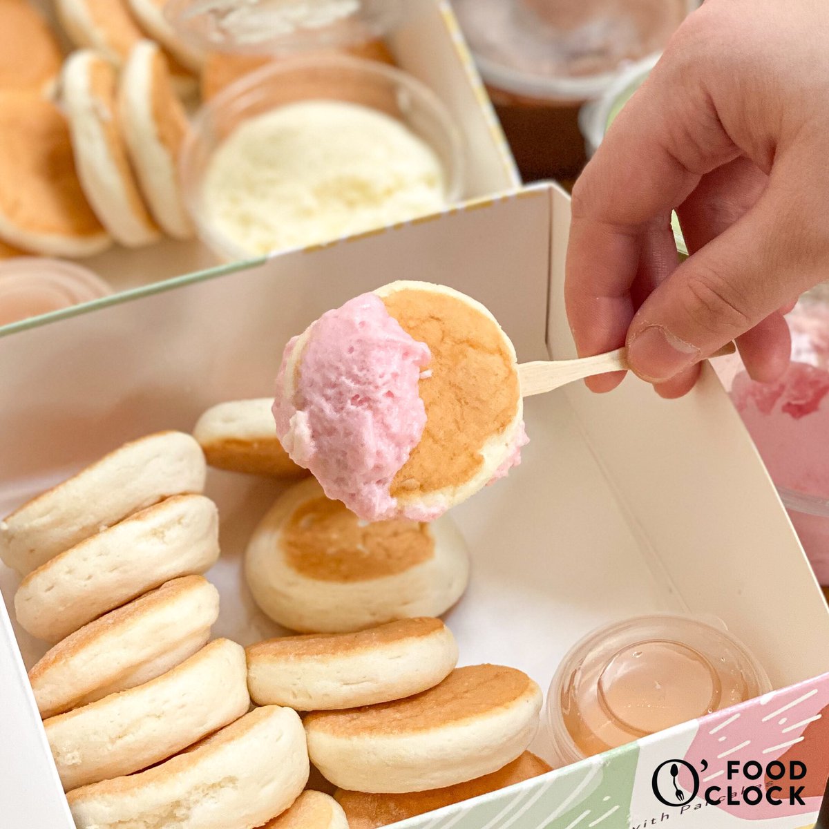 foodoclockth's tweet photo. mini Premium Pancakes 🥞 แพนเค้กชิ้นจิ๋วจาก Grams ถึงจะไม่ได้ฟูเบาเท่าสไซส์ปกติแต่ก็นุ่มเด้งๆทานเพลินอยู่นะ แต่ละเซตเสิร์ฟมาพร้อมนามะครีมรสออริจินัล และเมเปิ้ลไซรัป เพิ่มTopoing นามะครีมนมเย็น ชาเขียว ช็อกโกแลตได้ด้วย #อร่อยรีวิว #รีวิวอร่อย #อร่อยไปแดก @aroii https://t.co/q6jZdxLHm4