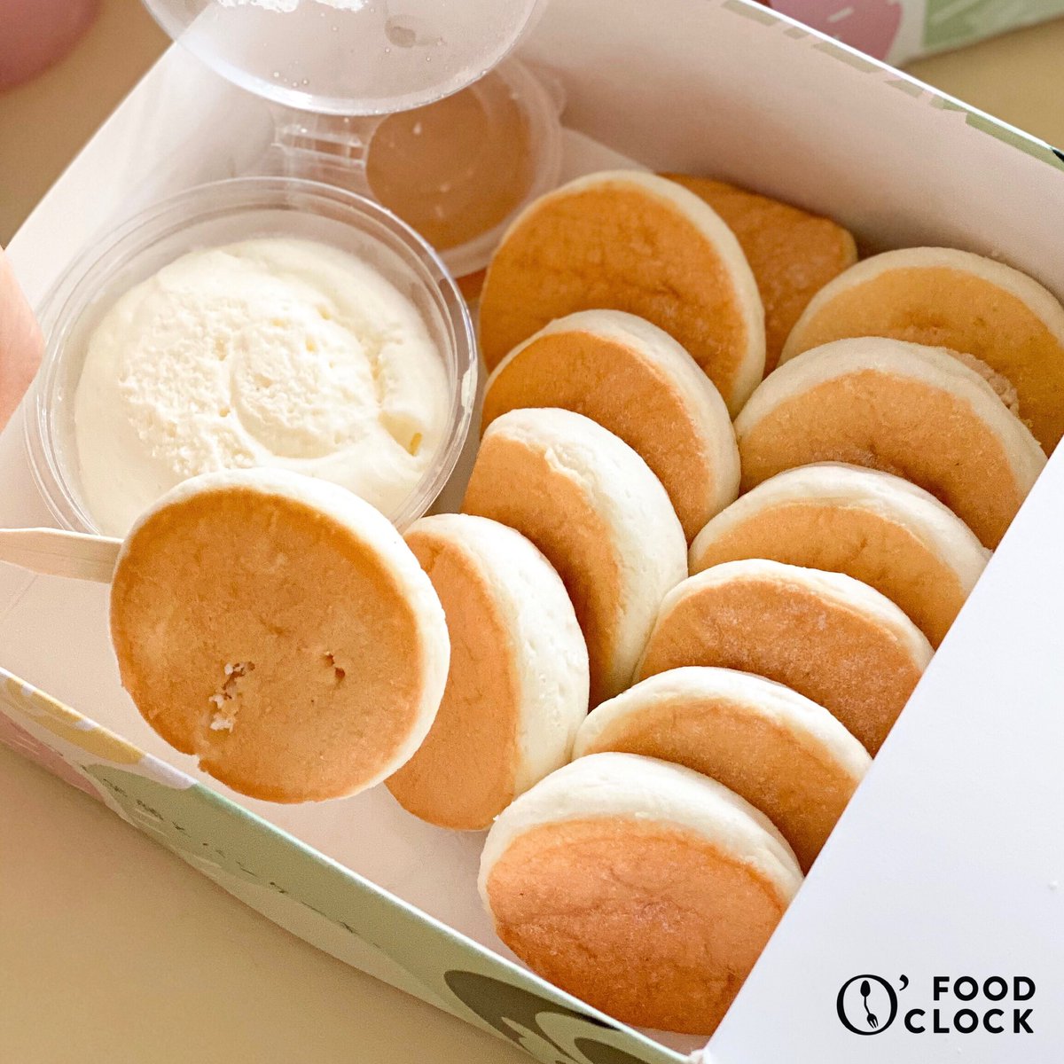 foodoclockth's tweet photo. mini Premium Pancakes 🥞 แพนเค้กชิ้นจิ๋วจาก Grams ถึงจะไม่ได้ฟูเบาเท่าสไซส์ปกติแต่ก็นุ่มเด้งๆทานเพลินอยู่นะ แต่ละเซตเสิร์ฟมาพร้อมนามะครีมรสออริจินัล และเมเปิ้ลไซรัป เพิ่มTopoing นามะครีมนมเย็น ชาเขียว ช็อกโกแลตได้ด้วย #อร่อยรีวิว #รีวิวอร่อย #อร่อยไปแดก @aroii https://t.co/q6jZdxLHm4