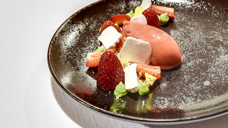 #RecetasBibGourmand2020
Nuestros #BibGourmand quieren aportar su granito de arena para hacer más llevadero #yomequedoencasa. Hoy, Fresas del Maresme con base dacquoise…, de <a href="/saobcn/">Restaurant Saó BCN</a>. #Barcelona.
social.michel.in/6013T5zxU