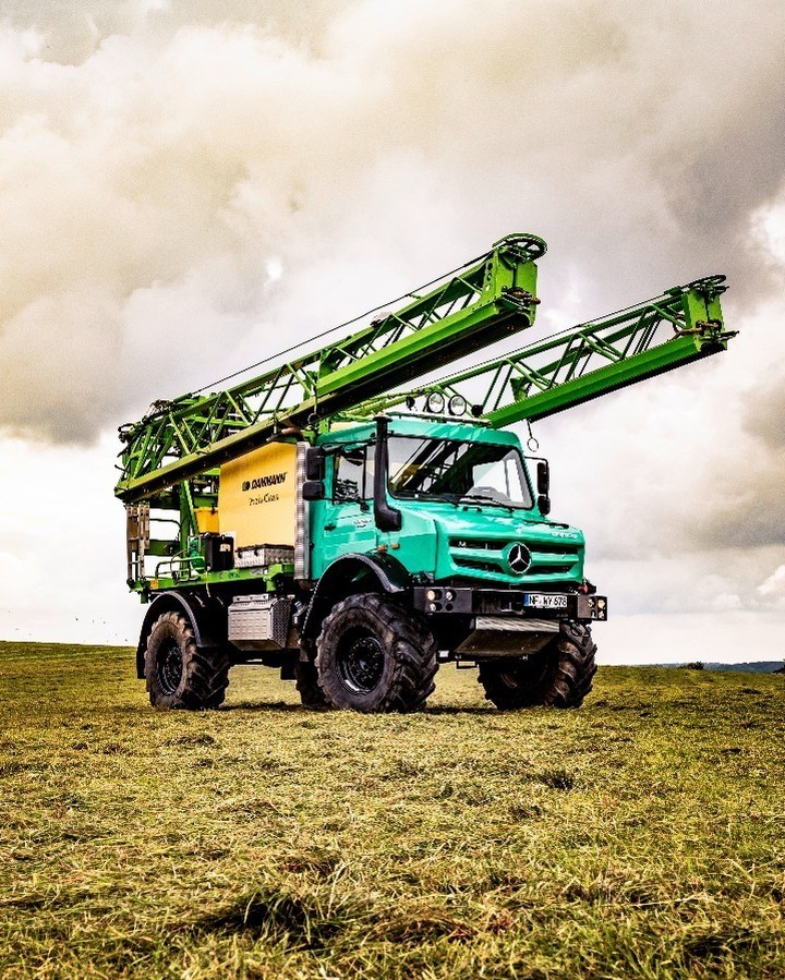 The extremely versatile #MercedesBenz #Unimog can also be used in the highly specialised field of agricultural applications.

#mercedes #truck #agriculture #farm #cars #instacars #4x4 #love #offroad #picoftheday #farming #farmlife #green

📷Daimler Trucks &amp; Buses