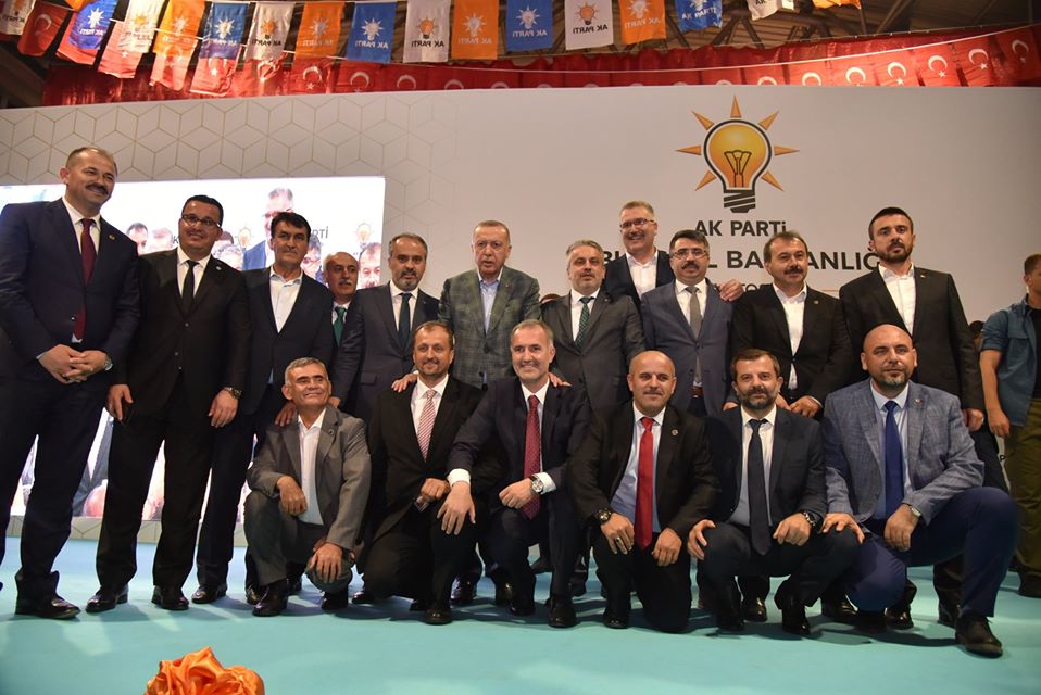 akpartibrs's tweet photo. Cumhurbaşkanımız @RTErdogan’ın verdiği mücadele gönül coğrafyamızın her köşesindeki mazluma ümittir.İl Başkanımız,İl Yöneticilerimiz,İlçe Başkanlarımız,Belediye Başkanlarımız ve Teşkilatımızın her kademesi ile Cumhurbaşkanımız @RTErdogan'ın yol arkadaşı olmaktan onur duyuyoruz https://t.co/b3CCIUBLOJ