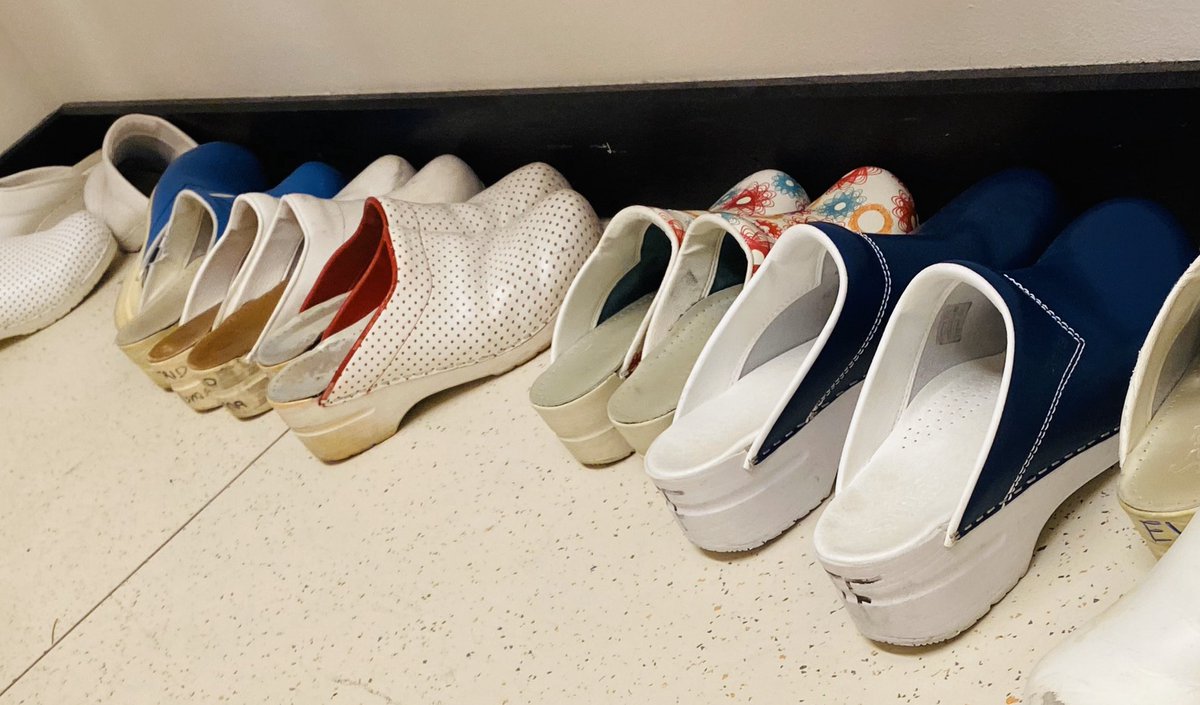 DoenjaHertog's tweet image. Yep, dit is de assistentenkamer van de interne, #klompen... iedereen is uit z’n routine.

Blijven jullie thuis?
Dan ga ik #metliefde werken.

#eveningshift #COVID19 #samensterk