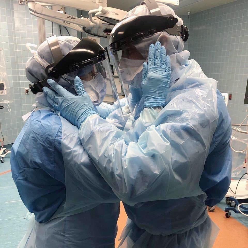 shinybluedress's tweet photo. ❤️ A beautiful photo of a husband and wife team fighting against COVID-19 together.
This photo was from a brief moment at the beginning of their shift!

Credit photo jd.moha from Oz https://t.co/sHNHvuZPi5